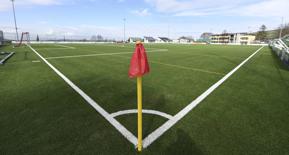 Im Rahmen der Sportstättenförderung fördert das Land in diesem Jahr 103 kommunale Bauvorhaben mit über 18 Millionen Euro. Gefördert werden der Bau und die Sanierung von Sporthallen und Außensportanlagen. Alle zulässigen Bewerbungen können wieder berücksichtigt werden. Damit in Baden-Württemberg eine möglichst breite Infrastruktur für den Sport zur Verfügung steht, fördert das Land jährlich den Bau und die Sanierung von Sporthallen und Sportfreianlagen. Das Land fördert in diesem Jahr insgesamt 103 kommunale Sportstättenbauvorhaben mit Zuschüssen in Höhe von rund 18 Millionen Euro. Darauf haben sich das Kultusministerium, die Regierungspräsidien, die kommunalen Landesverbände und die drei baden-württembergischen Sportverbände verständigt. Das bedeutet, dass …