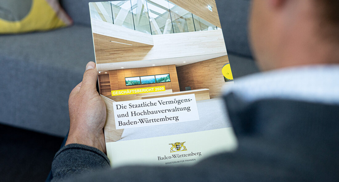 Im Jahr 2020 investierte das Land über eine Milliarde Euro in die Sanierung, den Neubau und die Instandhaltung der landeseigenen Immobilien. Über 160 energiesparende und emissionsmindernde Maßnahmen wurden umgesetzt. Dies geht aus dem Jahresbericht der Landesvermögens- und Bauverwaltung Baden-Württemberg hervor. Staatssekretär für Finanzen Gisela Splett und Annette Ipach-Öhmann, Direktorin des Landesbetriebsvermögen und Bau Baden-Württemberg, haben am Mittwoch, 1. September, in Stuttgart die Jahresbericht (PDF) das Staatliche Liegenschafts- und Bauverwaltung Baden-Württemberg 2020 vorgestellt. Im Jahr 2020 investierte das Land über eine Milliarde Euro in die Sanierung, den Neubau und die Instandhaltung der landeseigenen Immobilien. Finanzstaatssekretärin Gisela Splett sagte: „Wir haben 2020 …