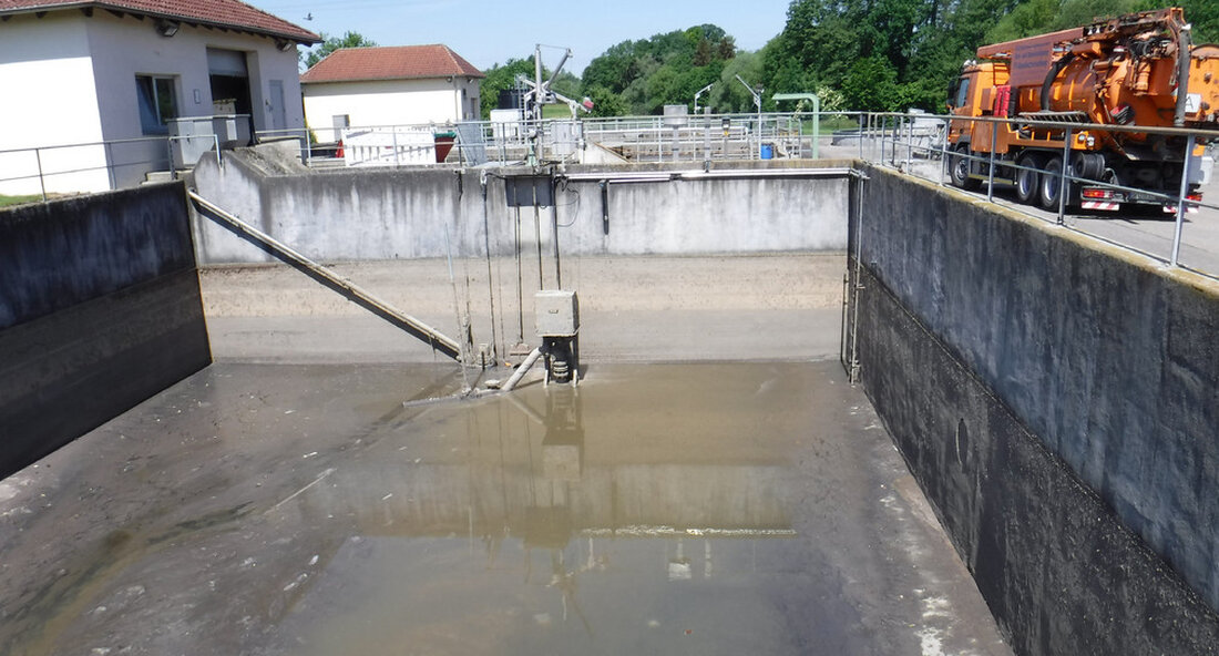 Mit über einer Million Euro fördert das Umweltministerium die Modernisierung von 18 Regenentlastungsanlagen der Gemeinde Kupferzell im Hohenlohekreis. Regenüberlaufbecken leisten einen wichtigen Beitrag, um Nähr- und Schadstoffe aus Siedlungsgebieten in Gewässer zu verringern. Die Gemeinde Kupferzell im Hohenlohenkreis erhält von der baden-württembergischen Landesregierung 1.072.600 Euro, um 18 Regenüberlaufbecken im Einzugsgebiet zu modernisieren. Ziel der Maßnahme ist es, die Regenüberlaufbecken mit Messeinrichtungen auszurüsten, um das Betriebs- und Entlastungsverhalten zu erfassen. Zur besseren Überwachung und Steuerung der Regenüberlaufbecken soll Fernwirktechnik installiert werden, damit können die Regenüberlaufbecken auch aus einer räumlichen Distanz kontrolliert werden. Die Maßnahme soll bis Anfang 2025 abgeschlossen sein. „Die …