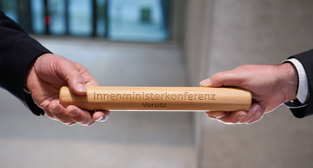 Erklärung des stellvertretenden Ministerpräsidenten und Innenministers Thomas Strobl zur Stabsübergabe der Innenministerkonferenz von Baden-Württemberg an Bayern. „Baden-Württemberg führte 2021 den Vorsitz der Ständigen Konferenz der Innenminister und Innensenatoren, der IMK! Ein Jahr, in dem wir hart für die innere Sicherheit und den Schutz unserer Bürgerinnen und Bürger in Deutschland gearbeitet haben – und gemeinsam viel erreicht haben. Gemeinsam haben wir das Krisenmanagement von Bund und Ländern auf eine neue Ebene gehoben. Wir haben ein neues, echtes Bund-Länder-Zentrum ins Leben gerufen. Der zukünftige Schrittmacher und Motor unseres Krisenmanagements: Technisch auf dem neuesten Stand und mit künstlicher Intelligenz auch in der Lage, …