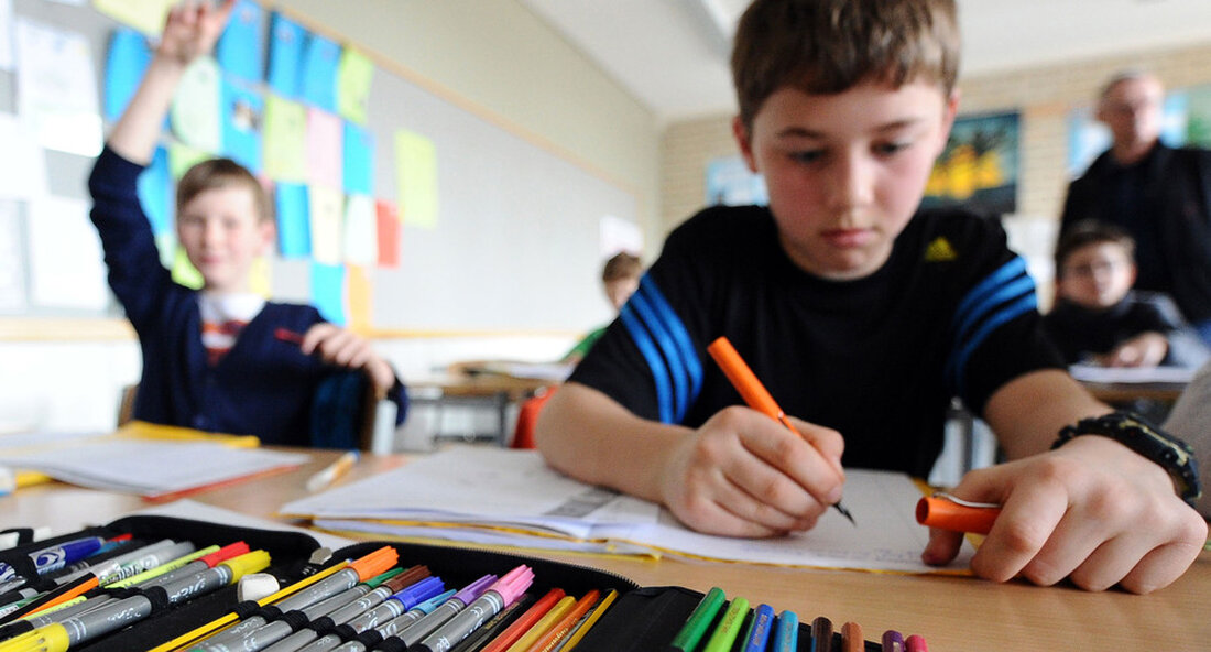 Die Übergangsraten zu weiterführenden Schulen haben sich im Schuljahr 2020/2021 im Vergleich zu den Vorjahren nur geringfügig geändert. Insgesamt besuchten im vergangenen Schuljahr rund 92.600 Schüler eine Grundschule, als die Empfehlung für die Grundschule herausgegeben wurde. Im Vergleich zum vorangegangenen Schuljahr waren dies rund 1.000 weitere Schüler (1,1 Prozent). Übergangsraten insgesamt stabil Die Übergangsraten zu weiterführenden Schulen für das Schuljahr 2020/2021 haben sich im Vergleich zu den Vorjahren nur geringfügig geändert. Von rund 92.600 Studenten entschieden sich 42,5 Prozent für einen Wechsel weiterführende Schule. Das sind 0,8 Prozentpunkte weniger als im Vorjahr. 34,6 Prozent der Studierenden entschieden sich für die …