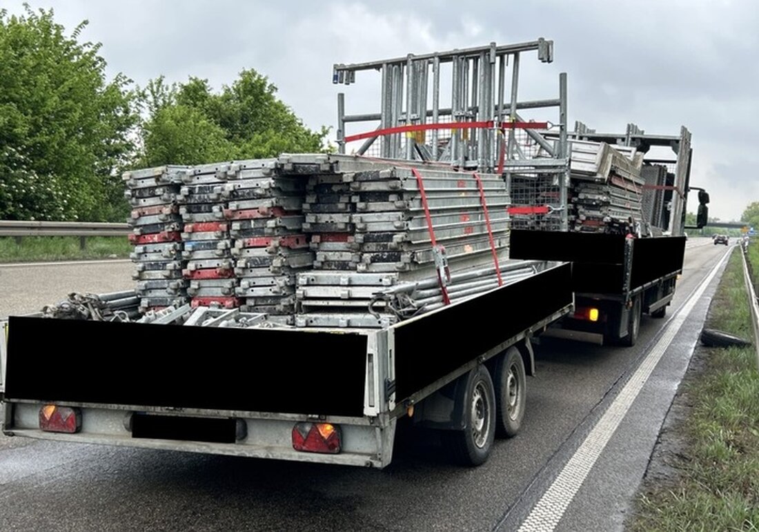 Ein überladenes Lkw-Gespann verlor auf der A45 bei Langenselbold zwei Reifen, was zu einem gefährlichen Stopp führte.