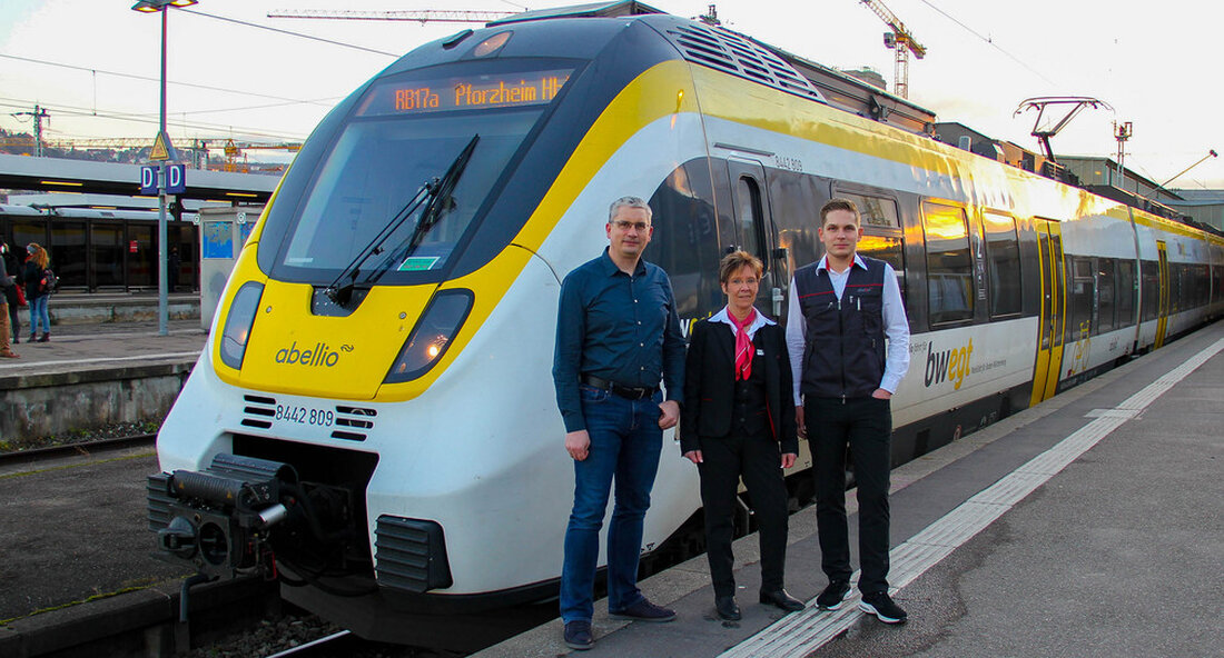 Ab Januar 2022 verkehren die Abellio-Züge im Land unter dem Dach der SWEG. Mit der Übernahme wurden viele Arbeitsplätze gesichert. Drei Abellio-Mitarbeiter berichten von ihrem ereignisreichen Jahr 2021 und der erfolgreichen Rettung. Das Abellio-Insolvenzverfahren und der weitgehende Rückzug der Tochtergesellschaft der Niederländischen Staatsbahnen aus dem Deutschlandgeschäft sorgten in den betroffenen Bundesländern für Aufsehen. Während andernorts noch Fragen zum Abellio-Nachfolger offen sind, ist in Baden-Württemberg die Lösung für einen geordneten Zugbetrieb gesichert: Zum Jahreswechsel wird Abellio Baden-Württemberg (ABRB) zunächst für zwei Jahre als eigenständiger Betrieb operieren Tochtergesellschaft unter dem Dach von SWEG. Nicht nur Verkehrsminister Winfried Hermann freut sich über die …