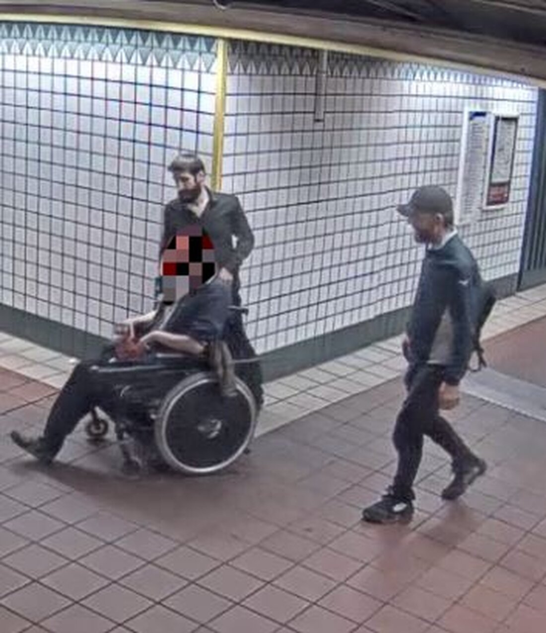 Die Polizei Berlin sucht nach zwei Männern, die einen Rollstuhlfahrer im U-Bahnhof beraubt haben. Hinweise erbeten!