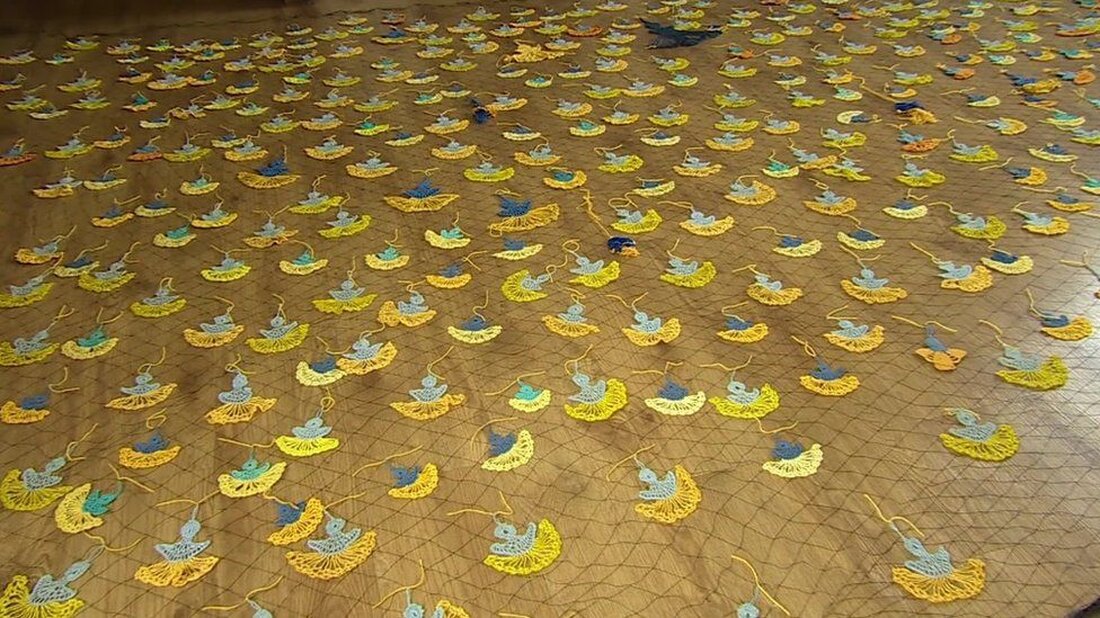 Zu sehen ist eine Kunstinstallation, die den Kindern gewidmet ist, die seit der russischen Invasion in der Ukraine gestorben sind. Die Ausstellung „Engel der Ukraine“ zeigt 494 blaue und gelbe Strickengel – jeder stellt ein Kind dar, das im Krieg sein Leben verloren hat. Die Installation wurde im Newbury Town Hall in Berkshire enthüllt. Die ukrainische Flüchtlingsfrau Liudmyla Ohorodnyk sagte, ihr „das Herz sei gebrochen“, als sie die Zahlen betrachtete. Das Denkmal wurde erstmals 2022 in der Slowakei aufgestellt, als es 241 Engel gab. Seitdem hat sich die Zahl mehr als verdoppelt. Die Ausstellung wurde auch in Städten auf Zypern …