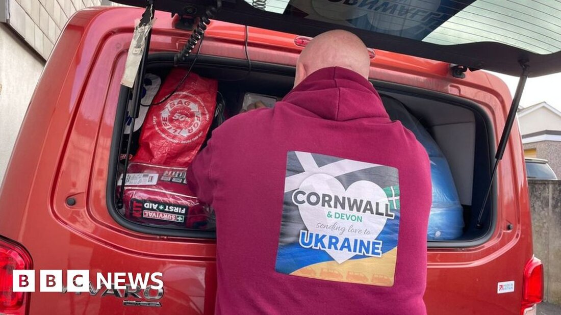 Eine Gruppe schickt ihren 100. mit Hilfsgütern beladenen Transporter für Menschen in die Ukraine, seit der Konflikt vor einem Jahr begann. Cornwall und Devon Sending Love to Ukraine schickt insgesamt 11 Transporter in seinem neuesten Konvoi zunächst nach Warschau in Polen. Darren Tait gründete die Gruppe in Callington, Cornwall, kurz nachdem Russland im Februar 2022 in die Ukraine einmarschiert war. Er sagte: „Wir haben ungefähr alle sechs Wochen Konvois geschickt. Wenn wir diesen in Warschau bekommen, werden es 104 Lieferwagen sein.“ Die Spenden sind aus ganz Cornwall und Devon eingegangen. „Es sind alles Dinge, die von Menschen in unserer Region …