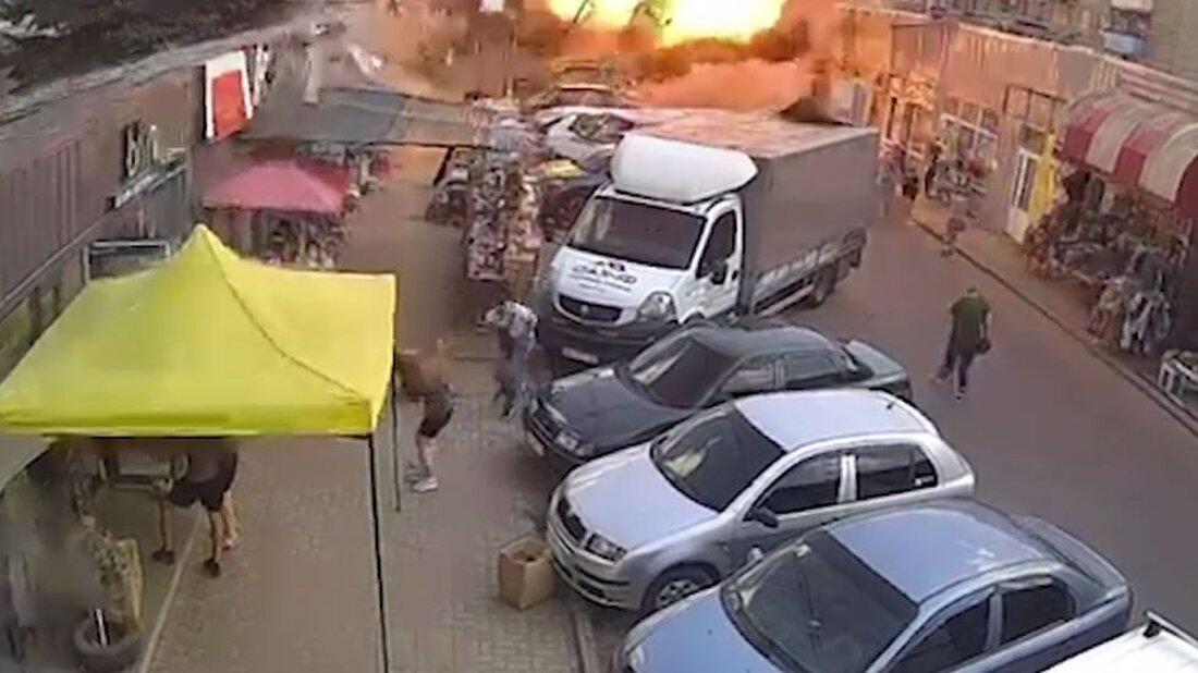 Bei einem Raketenangriff auf die ukrainische Stadt Kostjantyniwka sind mindestens 16 Menschen getötet worden. Präsident Wolodymyr Selenskyj sagte, die Getöteten seien „Menschen, die nichts Falsches getan haben“ – und warnte davor, dass die Zahl der Todesopfer steigen könnte. Kostjantyniwka in der östlichen Region Donezk der Ukraine liegt nahe der Frontlinie. „Dieses russische Übel muss so schnell wie möglich besiegt werden“, fügte Herr Selenskyj hinzu. Die Behörden in Moskau haben sich zu den Vorwürfen noch nicht geäußert. Nach Angaben des ukrainischen Premierministers Denys Schmyhal ist unter den 16 Toten ein Kind, mindestens 20 weitere sollen verletzt sein. „Alle Dienste funktionieren“, sagte …