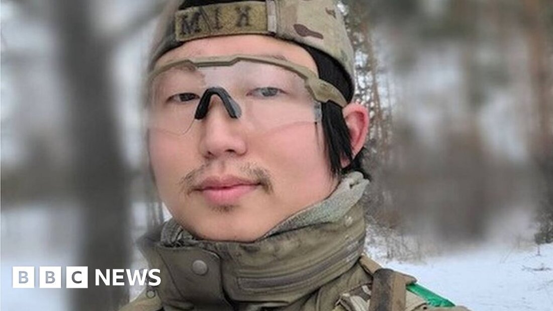 Sergeant Kim Jae-kyung steht unerschütterlich in voller Militärausrüstung vor der kolumbianischen Botschaft in Seoul. Am Tag zuvor stand er vor der niederländischen Botschaft. Am Tag davor war es der Grieche. Mit dieser Ein-Mann-Demonstration möchte der ehemalige Spezialeinheitssoldat allen 22 Ländern danken, die nach der Invasion des Nachbarlandes Nordkorea im Jahr 1950 Truppen oder Sanitäter zur Unterstützung Südkoreas entsandt haben. Jetzt möchte er, dass sein Land der Ukraine hilft , nach der Invasion Russlands im Februar 2022. „Wir haben das Glück, jetzt das zehntwohlhabendste Land der Welt zu sein, dank der ausländischen Soldaten, die ihr Blut und ihren Schweiß für unser …