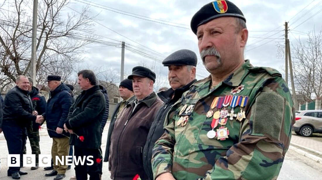 Eine kurze Autofahrt von der Südgrenze der Ukraine entfernt bewachen Hunderte russischer Truppen ein riesiges Munitionsdepot aus der Sowjetzeit in Transnistrien, der abtrünnigen Region Moldawiens. Dieses Depot, diese Soldaten und diese pro-russische Separatistenregion stehen zunehmend unter globaler Beobachtung. In den vergangenen Wochen waren zwischen Russland, der Ukraine und Moldawien Anschuldigungen wegen angeblicher Pläne zur Destabilisierung Moldawiens und Warnungen vor einem erneuten Konfliktpotential hier im Umlauf. Der Premierminister der Republik Moldau, Dorin Recean, sagte, die russischen Truppen sollten aus der Region ausgewiesen werden, nachdem Präsidentin Maia Sandu gewarnt hatte, Moskau plane, seine pro-westliche Regierung zu stürzen. Russland hat unterdessen die Drohung …