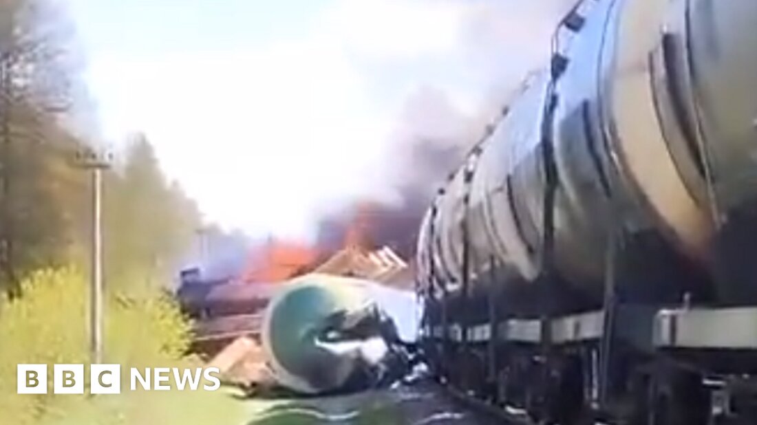 Eine Explosion in der russischen Grenzregion Brjansk hat am Montag einen Güterzug entgleist, teilten die Behörden mit. Der örtliche Gouverneur Alexander Bogomaz sagte, entlang der Eisenbahnlinie Brjansk-Unecha sei ein Sprengsatz hochgegangen. Bei dem Vorfall, der sich um 10:17 Uhr Moskauer Zeit (07:17 GMT) ereignete, fing die Lokomotive Feuer und sieben Güterwagen entgleisten, teilte die Russische Eisenbahn mit. Die Region, die an die Ukraine und Weißrussland grenzt, hat seit dem Einmarsch Russlands in die Ukraine Sabotageakte erlebt. Berichten zufolge transportierte der Zug Ölprodukte und Holz. Es wurden keine Verletzungen gemeldet. „Ein nicht identifizierter Sprengsatz ging an der 136-Kilometer-Marke auf der Eisenbahnlinie …