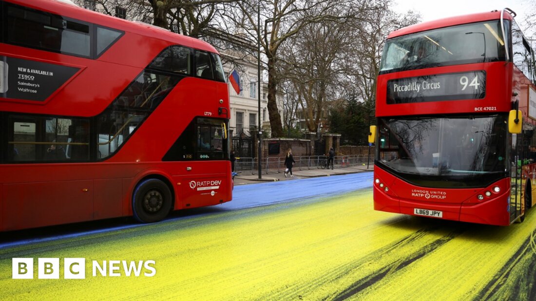 Vier Personen wurden festgenommen, nachdem Demonstranten die Straße vor der russischen Botschaft in London in den Farben der ukrainischen Flagge bemalt hatten. Angeführt von Eseln bedeckten die Straßen in den Gärten des Kensington Palace vor dem ersten Jahrestag des Krieges in der Ukraine mit gelber und blauer Farbe. Die Gruppe sagte, sie wolle den russischen Präsidenten an das „Recht auf Selbstbestimmung“ der Ukraine erinnern. Die Met Police sagte, drei Männer und eine Frau blieben in Gewahrsam. Angeführt von Donkeys, die 2018 als Anti-Brexit-Gruppe begann, sagte, sie habe 170 Liter gelbe Farbe auf die Fahrbahn in Richtung Osten und eine ähnliche …