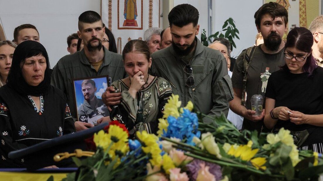 Hunderte Menschen in Kiew haben einem der berühmtesten Kampfpiloten der Ukraine, der letzte Woche bei einem Absturz in der Luft ums Leben kam, ihren Respekt erwiesen. Kapitän Andrii Pilshchykov, der unter dem Rufzeichen „Juice“ flog, und zwei weitere Piloten starben, als zwei L-39-Trainingsflugzeuge in der Nordukraine kollidierten. Pilschtschykow, 30, erlangte Berühmtheit durch Luftkämpfe um Kiew in der Anfangsphase der groß angelegten Invasion Russlands. Er diente in der 40. taktischen Fliegerbrigade. Die Mitglieder der Brigade wurden gemeinsam als „Geist von Kiew“ bezeichnet. Als Russland letztes Jahr Hunderte von Marschflugkörpern und Drohnen auf die Ukraine abfeuerte, sprach Pilschtschykow mit der BBC über …