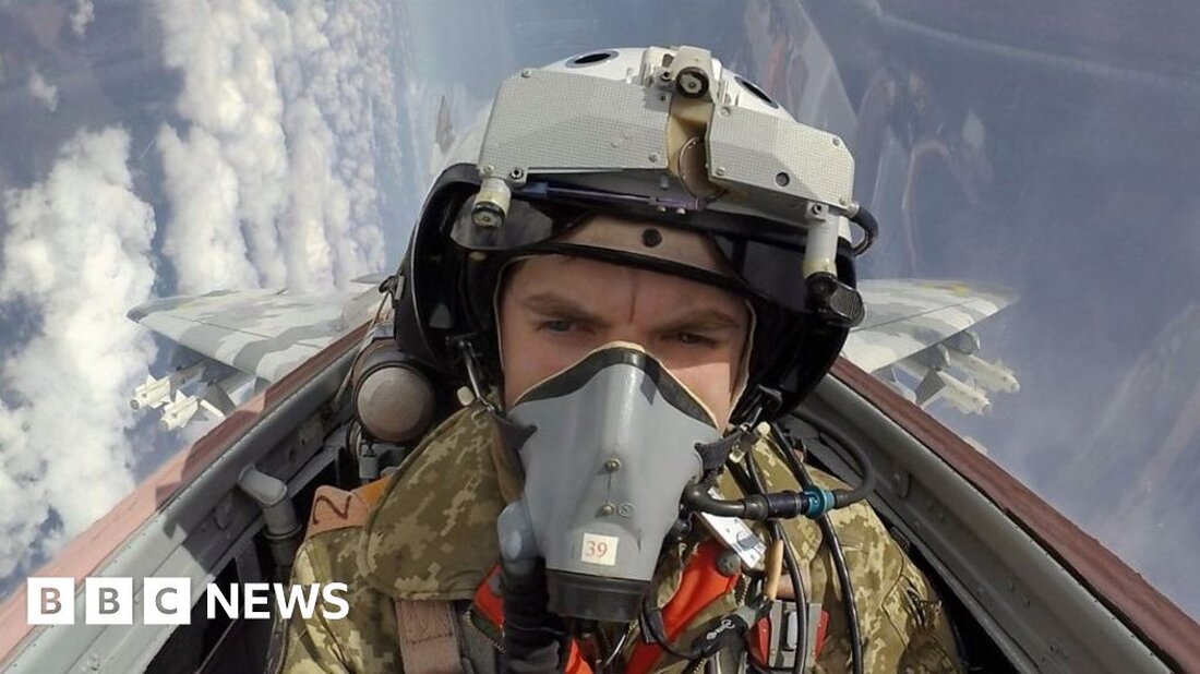 Einer der berühmtesten Kampfpiloten der Ukraine und zwei weitere Piloten sind bei einem Absturz in der Luft ums Leben gekommen. Andrii Pilshchykov erlangte Berühmtheit durch seine Teilnahme an Luftkämpfen um Kiew in der frühen Phase der russischen Invasion. Das ukrainische Militär bezeichnete den Tod der Flieger als „schmerzhafte und irreparable“ Verluste und würdigte Pilschtschykow als Piloten mit „Megawissen und Megatalent“. An dem Absturz waren zwei L-39-Trainingsflugzeuge beteiligt, die über der Nordukraine flogen. Derzeit wird untersucht, ob die Flugvorbereitungsregeln nicht korrekt befolgt wurden, was zum Absturz am Freitag in der Oblast Schytomyr führte. Die Region liegt westlich der Hauptstadt Kiew und …