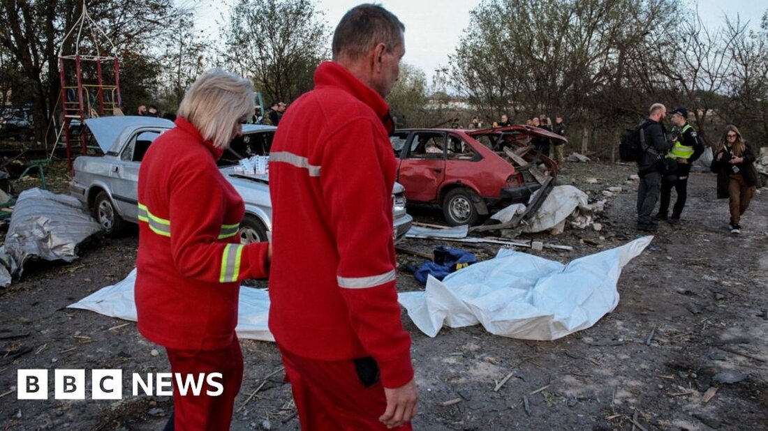 Menschen aus allen Familien im Dorf Hroza im Nordosten der Ukraine seien von einem Raketenangriff betroffen, bei dem am Donnerstag 52 Menschen getötet wurden, sagte Innenminister Ihor Klymenko. Ein achtjähriger Junge gehörte zu den Opfern, als während einer Trauerfeier in der Region Charkiw ein Café angegriffen wurde. „Aus jedem Haushalt waren Menschen anwesend“, sagte Herr Klymenko. Das ukrainische Verteidigungsministerium machte Russland für den Angriff verantwortlich und sagte, es gebe keine militärischen Ziele in der Gegend. Russland hat den Angriff nicht direkt kommentiert. Doch die staatliche russische Nachrichtenagentur Ria Novosti berichtete, dass das russische Militär 20 Luft- und Artillerieangriffe auf ukrainische …