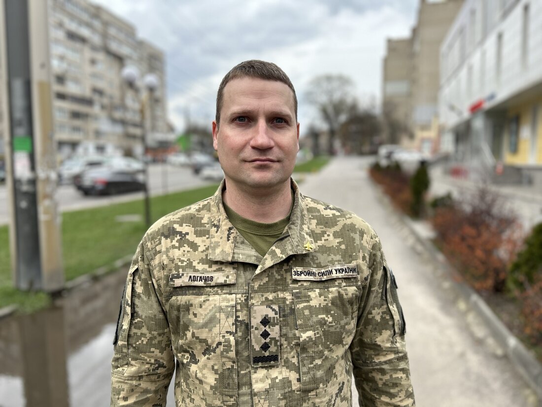„Ein Start wurde erkannt. Manöver!“ Der Auftrag des ukrainischen Bodenteams ist klar – ein russischer Su-35-Kampfjet hat eine Rakete auf Silks Flugzeuge abgefeuert. Er weiß, dass er die Mission abbrechen muss, um zu überleben. Silk, das Rufzeichen des Piloten, taucht seine MiG-29 schnell so tief, dass er die Baumwipfel sehen kann. Das alte Flugzeug aus der Sowjetzeit beginnt zu zittern, als es an seine Grenzen geht. Silk navigiert durch Türme und Hügel, die er während der Vorbereitung auf diese Mission akribisch auf der Karte studiert hat. „Solche Flüge nahe der Oberfläche sind die schwierigsten“, sagt Silk. „Man muss sich sehr …