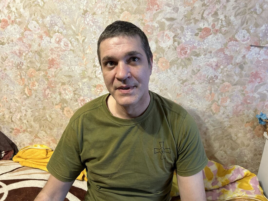 Oberleutnant Pavel Kuzin nahm seine Position am Maschinengewehr ein – der einzige Soldat, der noch kampffähig war. Alle anderen in seiner Truppe lagen tot oder verletzt da. Der 37-Jährige erlitt einen Schock und feuerte mit einem verbundenen Arm auf die Wellen russischer Soldaten, die versuchten, seine Position zu stürmen. Sie versuchten nicht einmal, in Deckung zu gehen, sondern gingen einfach über das offene Feld auf ihn zu. Es war klar, dass Pavel die Position nicht lange halten konnte, aber er musste Zeit gewinnen, damit ein Rettungsteam eintraf. Seine letzte Aktion im Leben bestand darin, dafür zu sorgen, dass seine verwundeten …