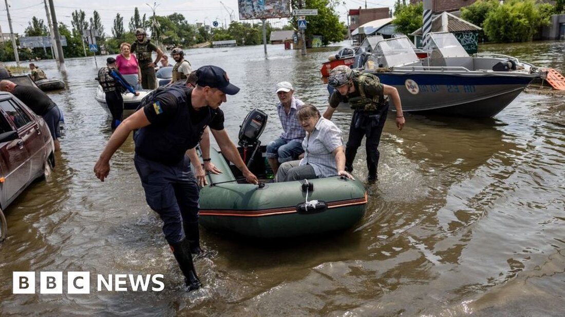 Die Ukraine hat Russland beschuldigt, Evakuierungspunkte für die Opfer des Kakhovka-Staudammbruchs angegriffen zu haben, nachdem in Cherson eine Person durch Beschuss getötet worden war. Die Staatsanwaltschaft von Cherson sagte, zwei weitere seien ebenfalls verletzt worden, während das Innenministerium sagte, acht weitere seien durch Beschuss auf dem Korabelna-Platz verletzt worden. Die Angriffe ereigneten sich, als Präsident Wolodymyr Selenskyj die Stadt besuchte und sich mit den von der Überschwemmung betroffenen Einheimischen traf. 2.000 Menschen seien aus der Gegend evakuiert worden, sagt der Gouverneur von Cherson. Oleksandr Prokudin sagte in einer auf Telegram veröffentlichten Videoerklärung, dass „die Evakuierung aus Überschwemmungsgebieten fortgesetzt wird“, trotz …