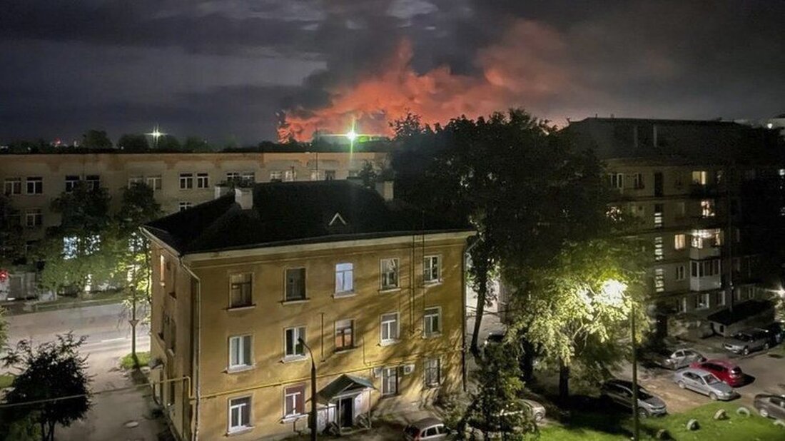 Der Drohnenangriff auf einen Luftwaffenstützpunkt in der russischen Stadt Pskow am Dienstag sei aus dem Inneren Russlands gestartet worden, sagte der Chef des ukrainischen Militärgeheimdienstes. Kyrylo Budanov sagte, zwei Iljuschin-Frachtflugzeuge seien zerstört und zwei beschädigt worden. Nach Angaben Russlands wurden vier beschädigt. Herr Budanov sagte nicht, ob der Angriff von ukrainischen oder russischen Aktivisten ausgeführt wurde. Fast täglich kommt es zu Drohnenangriffen der Ukraine auf Russland. Den Anschlag von Pskow hatte es bereits zugegeben. Aber die Kommentare von Herrn Budanov scheinen die Spekulationen zu beenden, dass es sich um eine Langstreckenwaffe handelte. Am Donnerstag sagte Präsident Wolodymyr Selenskyj, dass eine …