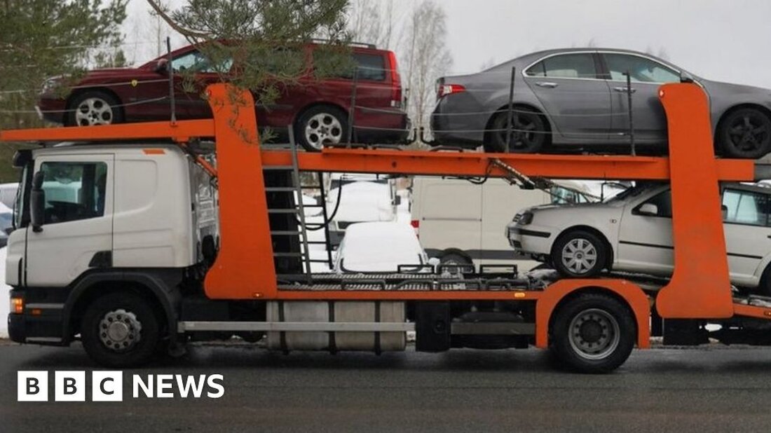 Autos, die von betrunkenen Fahrern in Lettland beschlagnahmt wurden, werden im Rahmen eines neuen Programms, das die Kriegsanstrengungen dort unterstützen soll, in die Ukraine geschickt. Acht beschlagnahmte Fahrzeuge verließen am Mittwoch einen Autohof in der Hauptstadt Riga und sollen bald die Grenze passieren. Es ist der erste Konvoi, der im Rahmen des Plans verschickt wird, der letzten Monat vom lettischen Parlament genehmigt wurde. Die Abgeordneten einigten sich darauf, die Übergabe staatseigener Autos an das ukrainische Militär und Krankenhäuser zuzulassen. Ende letzten Jahres änderte Lettland das Gesetz, sodass Fahrer, bei denen 1,5 mg Alkohol pro 100 ml Blut gefunden wurden – …