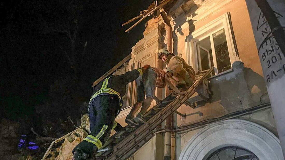 Nach offiziellen Angaben wurde bei erneuten russischen Raketenangriffen auf die Hafenstadt Odessa mindestens eine Person getötet und 19 weitere verletzt. Regionalgouverneur Oleh Kiper sagte, 14 Menschen seien bei den Explosionen ins Krankenhaus eingeliefert worden, darunter vier Kinder. Auch die historische Verklärungskathedrale sei durch die Streiks beschädigt worden, teilte der Stadtrat mit. Seit Moskau am Montag aus einem bahnbrechenden Getreideabkommen ausgestiegen ist, führt es nahezu ununterbrochen Angriffe auf Odessa. „Odesa: ein weiterer Nachtangriff der Monster“, schrieb Herr Kiper auf Telegram. Er fügte hinzu, dass sechs Wohngebäude – darunter mehrere Mehrfamilienhäuser – durch die Streiks zerstört wurden. Die Militärverwaltung von Odessa teilte …