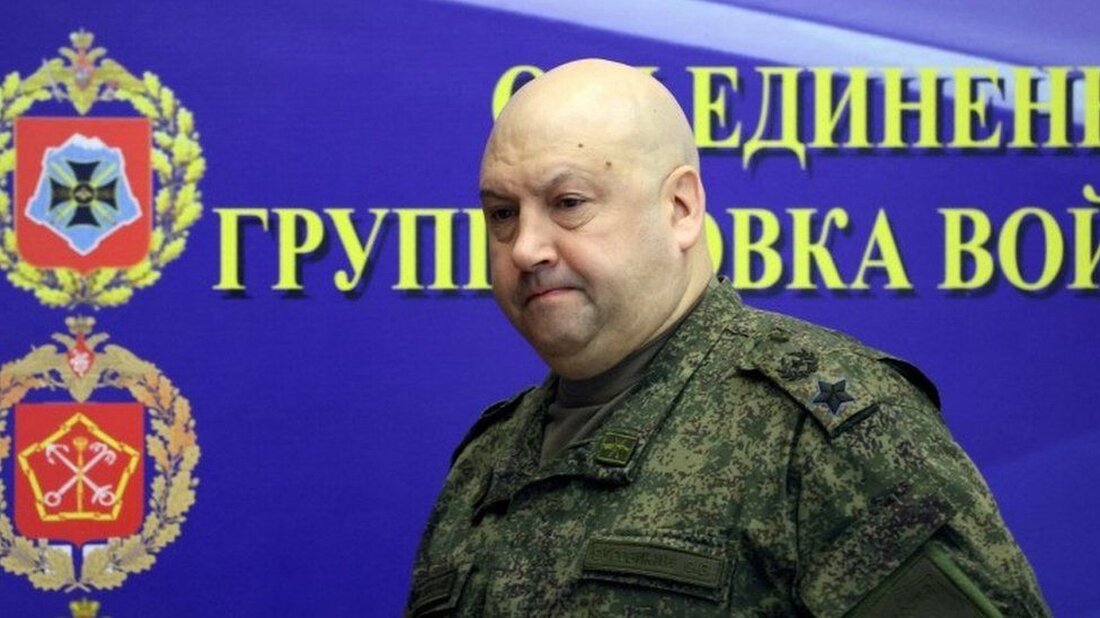 Ein ehemaliger russischer Kommandeur, der seit der Wagner-Meuterei im Juni nicht mehr in der Öffentlichkeit gesehen wurde, „ruht“ sich aus, so ein hochrangiger Abgeordneter im Moskauer Parlament. Andrei Kartapolov, Vorsitzender des Verteidigungsausschusses, sagte, General Sergei Surowikin sei „nicht erreichbar“, was Spekulationen über seinen Aufenthaltsort anheizte. Unbestätigten Berichten zufolge wurde General Surowikin festgehalten, um ihn zu seiner mutmaßlichen Beteiligung an der Meuterei zu befragen. Er soll enge Beziehungen zu Wagner-Chef Jewgeni Prigoschin pflegen. Wagners Söldner versuchten am 23. und 24. Juni eine kurze Meuterei und drohten mit einem Marsch auf Moskau. Die Meuterei endete nach der Intervention des belarussischen Präsidenten Alexander …