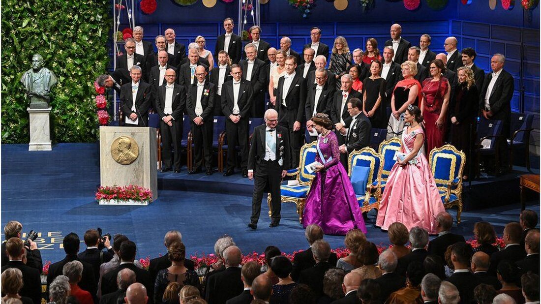 Die Nobelstiftung hat ihre viel kritisierte Entscheidung rückgängig gemacht, Russland, Weißrussland und Iran zur diesjährigen Preisverleihung in Stockholm einzuladen. „Wir erkennen die starke Reaktion in Schweden an“, sagte die Stiftung. Russland und sein Verbündeter Weißrussland wurden letztes Jahr nach der russischen Invasion in der Ukraine nicht eingeladen, während Iran wegen seiner Menschenrechtsbilanz außen vor blieb. Die Ukraine hatte die diesjährige Entscheidung kritisiert und die Kehrtwende am Samstag als „einen Sieg für den Humanismus“ begrüßt. Die Preisverleihung findet am 10. Dezember in Stockholm statt – dem Todestag von Alfred Nobel, dem Gründer des Fonds. Dort ehrt der König von Schweden Preisträger …