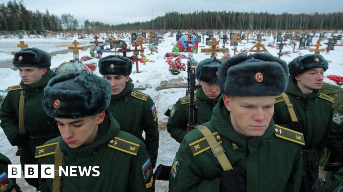 Durchgesickerte US-Dokumente haben ergeben, dass Meinungsverschiedenheiten im russischen Sicherheitsapparat dazu führten, dass dem Verteidigungsministerium vorgeworfen wurde, die Zahl der Opfer des Krieges in der Ukraine zu gering zu sein. Russland hat sehr wenig öffentlich über das Ausmaß seiner Kriegstoten gesprochen. Aber die Akten zeigen, dass der FSB-Sicherheitsdienst behauptete, Beamte hätten die Todesfälle der russischen Nationalgarde, der Wagner-Söldner und anderer nicht gezählt. Russland hat bereits gewarnt, dass die Lecks gefälscht sein könnten und von den USA absichtlich abgelegt wurden. Das Detail bestätigt jedoch, was bereits weithin bekannt war, dass Russlands Militär- und Sicherheitsgruppen häufig Meinungsverschiedenheiten über die Handhabung des Krieges in …