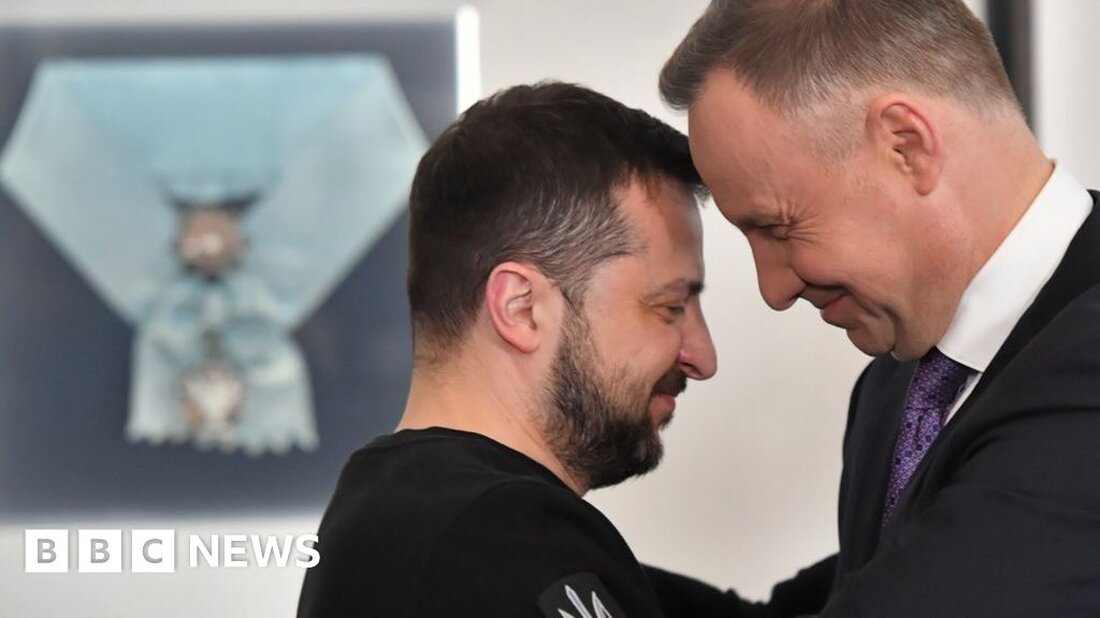 Der ukrainische Präsident Wolodymyr Selenskyj hat Polen besucht, nachdem seine Gastgeber versprochen hatten, mehr Kampfflugzeuge in die Ukraine zu schicken. Präsident Andrzej Duda sagte, er werde Polens verbleibende Flotte von MiG-29-Jets schicken, „wenn es noch einen solchen Bedarf gibt“. Herr Zelensky dankte dem Land für seine Unterstützung gegen die russische Invasion. Es kam, als der russische Präsident Wladimir Putin westliche Geheimdienste beschuldigte, an Terroranschlägen auf Russland beteiligt zu sein. In einer Rede vor dem Sicherheitsrat des Kreml gab Herr Putin keine Beweise ab, sagte aber: „Es gibt allen Grund zu sagen, dass die Ressourcen von Drittländern, westliche Geheimdienste, an der …