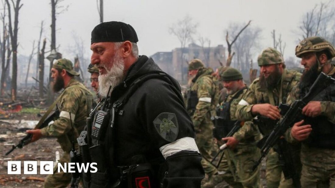 Berichten zufolge wurde ein hochrangiger tschetschenischer Befehlshaber und Mitglied des russischen Parlaments in der Ukraine verwundet, obwohl Kollegen schnell erklärten, er sei gesund und munter. Adam Delimchanow ist ein enger Verbündeter des berüchtigten tschetschenischen Führers Ramsan Kadyrow, der ihn als „ohne Kontakt zur Außenwelt“ bezeichnete. Er appellierte an den ukrainischen Geheimdienst, bei der Suche nach meinem lieben Bruder zu helfen. Tschetschenische Paramilitärs haben sich den russischen Streitkräften im Krieg in der Ukraine angeschlossen. Der vermisste Abgeordnete hatte im Jahr 2022 die tschetschenischen Streitkräfte kommandiert, als Russland monatelang um die Einnahme des ukrainischen Hafens Mariupol kämpfte. Anfang dieser Woche sagte der …