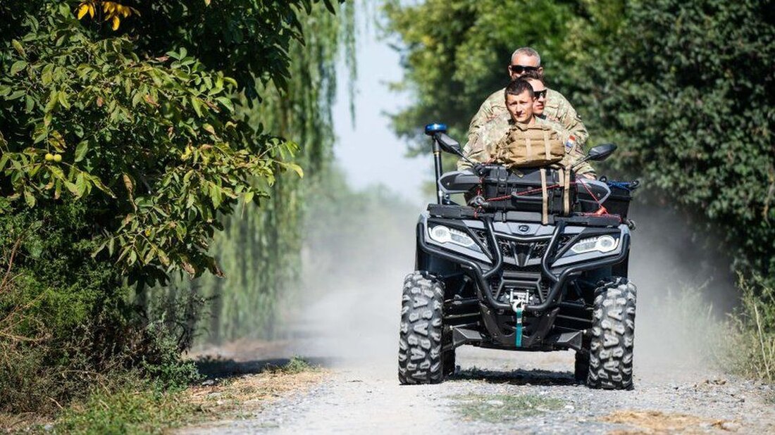 Rumänen, die nahe der Grenze zur Ukraine leben, erhielten am frühen Mittwoch Notfallwarnungen, in denen sie aufgefordert wurden, Ruhe zu bewahren und Schutz zu suchen, während Russland ukrainische Häfen auf der anderen Seite der Donau angreift. Das Verteidigungsministerium gab an, zum dritten Mal innerhalb einer Woche russische Drohnenteile auf rumänischem Territorium gefunden zu haben. Doch die Regierung des Nato-Mitgliedslandes hat den Bewohnern mitgeteilt, dass das Risiko einer grenzüberschreitenden Eskalation minimal sei. Das rumänische Militär errichtet provisorische Betonunterkünfte. Kurz nach Mitternacht Ortszeit erhielten Bewohner von acht Dörfern im Osten Rumäniens Nachrichten auf ihren Mobiltelefonen, die vor „der Möglichkeit herunterfallender Gegenstände aus …