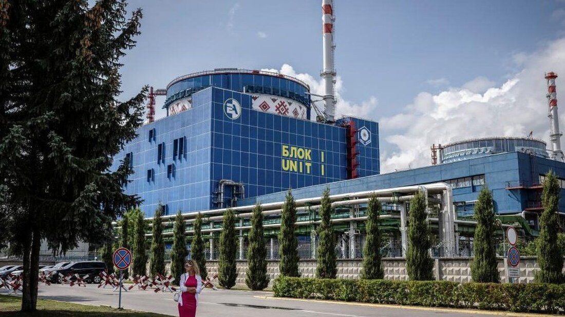 Ein russischer Drohnenangriff auf die Westukraine zielte wahrscheinlich auf ein Atomkraftwerk, sagt Präsident Wolodymyr Selenskyj. Vom Iran entwickelte Shahed-Drohnen hätten am frühen Mittwoch das Gebiet um das Kraftwerk in der westlichen Region Chmelnyzkyj angegriffen, sagte er. Der Angriff verletzte 20 Menschen und verursachte leichte Schäden, darunter zerbrochene Fensterscheiben. Die Internationale Atomenergiebehörde (IAEA) erklärte, der Betrieb der Anlage sei davon nicht betroffen. „Heftige Explosionen erschütterten ein Gebiet in der Nähe des ukrainischen Kernkraftwerks Chmelnyzkyj“, sagte IAEA-Generaldirektor Rafael Grossi in einer Erklärung. Die Explosionen verdeutlichen „die Gefahren für die nukleare Sicherheit“, die der Krieg mit sich bringt, fügte er hinzu. Das Khmelnytsky-Werk …