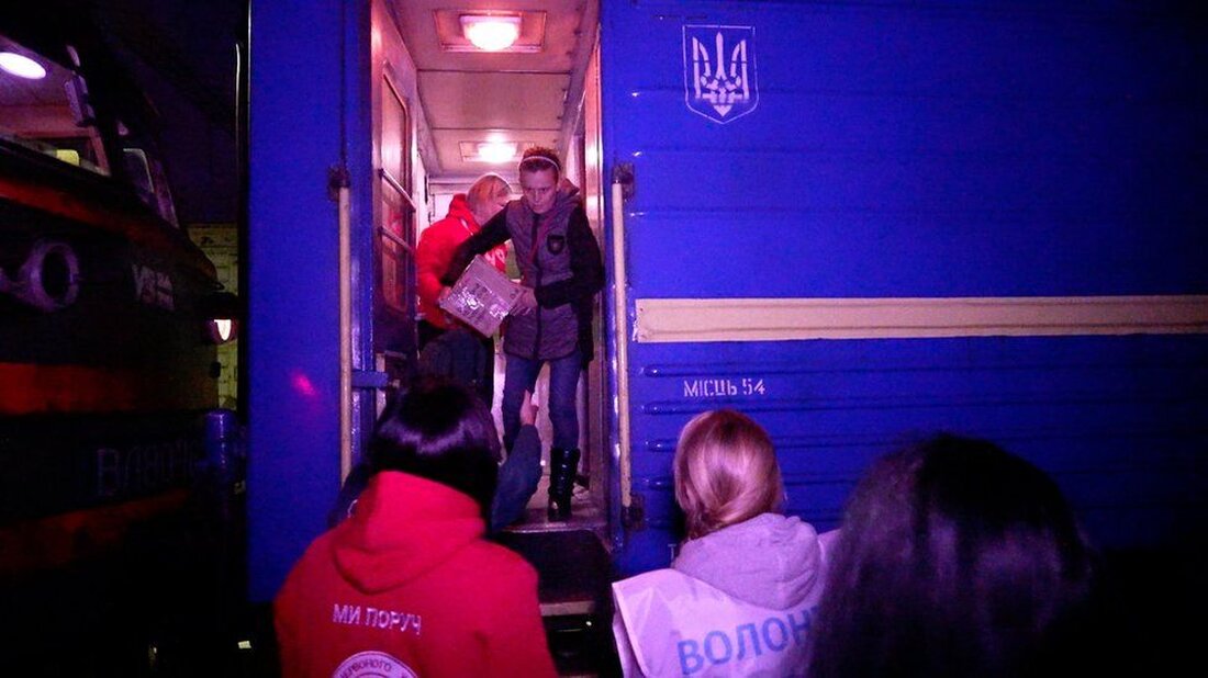 Es ist noch dunkel, als ein früher Zug in den Bahnhof in der Zentralukraine einfährt und Helfer sich erwartungsvoll um einen der Waggons drängen. Dann öffnen sich die Türen und ein kleines Kind betritt das Bahnsteiglicht. Die Hände strecken sich aus, um ihr beim Abstieg zu helfen, während ihre Mutter ihr folgt und ihr Baby in einer winzigen rosa Babywanne vorsichtig an die Helfer unten weiterreicht. Dies sind die neuesten Kriegsflüchtlinge der Ukraine. Letzte Woche ordneten die Behörden die Zwangsevakuierung von Kindern aus 31 Städten und Dörfern nahe der Front an. Dieser Zug hat mehrere Familien aus der Region Donezk …