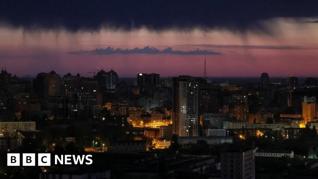 Die Hauptstadt der Ukraine wird von Russland aus der Luft angegriffen, sagt der Bürgermeister von Kiew, der neunte Angriff in diesem Monat. Als Berichte über mehrere Explosionen in der Stadt eintrafen, sagte Vitali Klitschko, ein Brand in einem Bezirk sei durch herabfallende Trümmer verursacht worden. Auch in der Zentralukraine in den Regionen Winniza, Chmelnizki und Schytomyr waren Explosionen zu hören. Ukrainische Medien berichten, dass russische Raketen von Flugzeugen in der Kaspischen Region abgefeuert wurden. Herr Klitschko schrieb auf Telegram: „Der Angriff auf die Hauptstadt geht weiter. Verlassen Sie die Schutzräume nicht während des Luftalarms!“ Er sagte, das Feuer sei in …