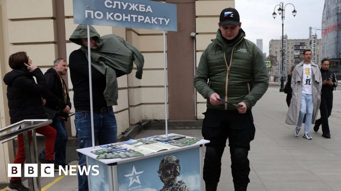 Das russische Parlament hat ein Gesetz verabschiedet, um mit der Online-Zustellung von Einberufungsunterlagen zu beginnen. Der Kreml hat bestritten, dass der Schritt darauf abzielt, die weitere Mobilisierung russischer Männer zu beschleunigen oder der weit verbreiteten Wehrdienstverweigerung ein Ende zu setzen. Tausende Russen haben sich der Einberufung entzogen, um dem Krieg in der Ukraine zu entkommen. Kritiker sagen, das Gesetz sei ein weiterer Beweis dafür, dass die Behörden einen „elektronischen Gulag“ geschaffen haben, der sich auf das Netzwerk von Gefangenenlagern aus der Sowjetzeit bezieht. Bisher mussten Einberufungspapiere in Russland persönlich oder über einen Arbeitgeber zugestellt werden. In Wirklichkeit bedeutete dies, dass …