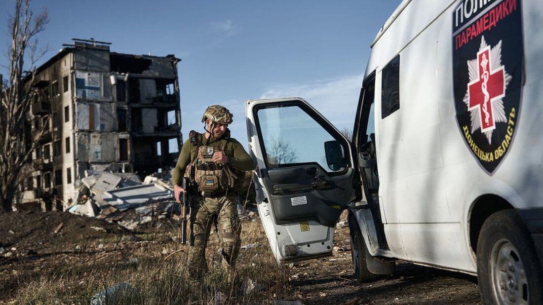 Russland bombardierte innerhalb von 24 Stunden 118 ukrainische Städte und Dörfer, mehr als an jedem anderen Tag in diesem Jahr, sagt der ukrainische Innenminister Ihor Klymenko. Er sagte, zehn der 27 Regionen der Ukraine seien angegriffen worden und der Angriff habe Todesfälle und Verletzte verursacht. Viele der betroffenen Gemeinden lagen in der Nähe der Frontlinien im Osten und Süden. Russland hat seit Wochen einen Großteil seiner militärischen Feuerkraft auf Awdijiwka, eine strategisch wichtige Stadt in der östlichen Region Donezk, stationiert. &#8222;[Avdiivka] wird gelöscht, zerschmettert. „In den vergangenen Tagen gab es mehr als 40 massive Bombenangriffe auf die Gebietsgemeinschaft“, sagte der &hellip;