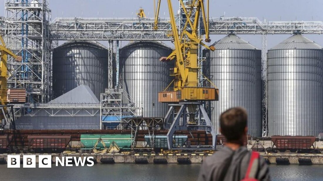 Russland macht die Ukraine für eine Explosion an einer wichtigen Ammoniakpipeline verantwortlich und sagt, dies könne „negative“ Auswirkungen auf die Bemühungen zur Erneuerung eines bahnbrechenden Getreideexportabkommens haben. Moskau hat ukrainische „Sabotage“-Gruppen für die Explosion verantwortlich gemacht, die am Montag die Pipeline Togliatti-Odessa beschädigt hat. Und der Kreml sagt, er werde den Getreideexportvertrag mit Kiew vom letzten Jahr nicht verlängern, solange die Pipeline nicht in Betrieb sei. Doch Präsident Wolodymyr Selenskyj bestritt die Vorwürfe und sagte, die Explosion sei wahrscheinlich durch russischen Beschuss verursacht worden. Vor dem Krieg exportierte die 2.500 Kilometer lange Pipeline, die von der russischen Stadt Togliatti zu …