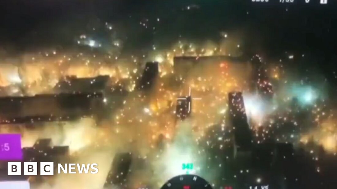 Die Ukraine hat Russland beschuldigt, die belagerte Stadt Bachmut mit Phosphormunition angegriffen zu haben. In Drohnenaufnahmen, die vom ukrainischen Militär veröffentlicht wurden, ist Bakhmut in Flammen zu sehen, als scheinbar weißer Phosphor auf die Stadt regnet. Waffen mit weißem Phosphor sind nicht verboten, aber ihr Einsatz in zivilen Bereichen gilt als Kriegsverbrechen. Sie erzeugen sich schnell ausbreitende Brände, die sehr schwer zu löschen sind. Russland wurde vorgeworfen, sie schon früher eingesetzt zu haben. Russland versucht seit Monaten Bakhmut zu erobern, trotz seines fragwürdigen strategischen Werts. Westliche Beamte haben geschätzt, dass Tausende von Moskaus Truppen bei dem Angriff gestorben sind. Das …