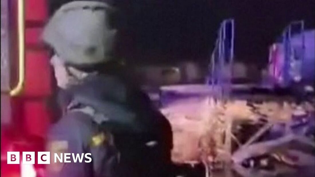 Sechs Postangestellte wurden getötet und weitere 16 verletzt, nachdem am späten Samstagabend eine Rakete ein Verteilungszentrum in der Ostukraine getroffen hatte. Der ukrainische Präsident Wolodymyr Selenskyj sagte auf Telegram, dass das Sortierbüro Nova Poshta in Charkiw angegriffen worden sei. Auf dem Konto von Präsident Selenskyj veröffentlichte Bilder vom Tatort zeigten das Gebäude mit gesprengten Fenstern. Der Gouverneur der Region Charkiw, Oleh Syniehubov, sagte, die Opfer hätten alle für das Postunternehmen gearbeitet. Nach Angaben der Polizei befanden sich 22 Personen im Gebäude, als die mutmaßliche S-300-Rakete das Gebäude kurz vor 22:30 Uhr Ortszeit (20:30 Uhr BST) traf. Ermittler führen gemeinsam mit …