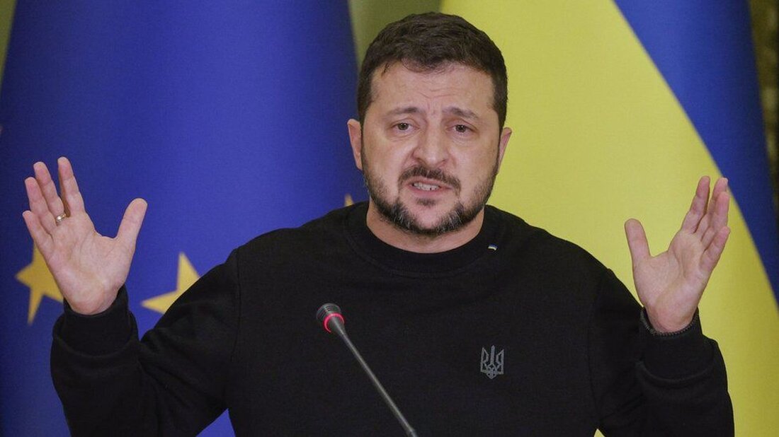 Der Israel-Gaza-Krieg lenke den Fokus vom Konflikt in der Ukraine ab, gab der Präsident des Landes, Wolodymyr Selenskyj, zu. Er sagte, dies sei „eines der Ziele“ Russlands, das im Februar 2022 eine umfassende Invasion der Ukraine startete. Und er bestritt, dass die Kämpfe in der Ukraine zum Stillstand gekommen seien, obwohl der oberste Militärgeneral des Landes kürzlich eine entsprechende Einschätzung abgegeben hatte. Die Gegenoffensive der Ukraine im Süden kommt bisher kaum voran. Dies hat bei den westlichen Verbündeten Kiews Ängste vor Kriegsmüdigkeit geweckt und Hinweise auf eine wachsende Zurückhaltung in einigen Hauptstädten gegeben, der Ukraine weiterhin fortschrittliche Waffen und Gelder …