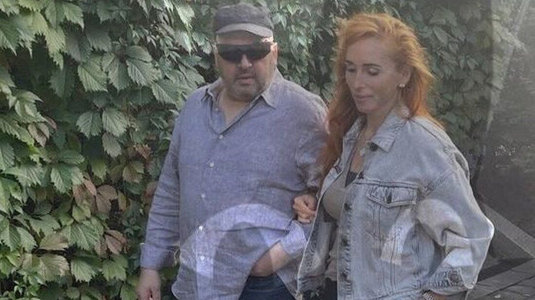 Ein im Internet veröffentlichtes Foto zeigt offenbar einen russischen General, der seit einer Meuterei der Wagner-Söldnergruppe im Juni nicht mehr in der Öffentlichkeit gesehen wurde. Sergej Surowikin soll dem Wagner-Chef Jewgeni Prigoschin nahegestanden haben, der letzten Monat bei einem Flugzeugabsturz ums Leben kam. Berichten zufolge wird gegen General Surovikin wegen möglicher Mitschuld an der Meuterei ermittelt. Doch nun wurde in den sozialen Medien ein Foto veröffentlicht, das angeblich Russlands ehemaligen Befehlshaber in der Ukraine zeigt. „General Sergej Surowikin ist draußen. Lebendig, gesund, zu Hause, bei seiner Familie, in Moskau. Das Foto wurde heute aufgenommen“, schrieb die bekannte russische Medienpersönlichkeit Ksenia …