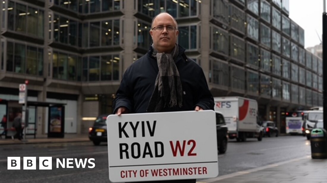 Eine Straße in Westminster wurde anlässlich des ersten Jahrestages der Invasion der Ukraine durch die russische Armee in Kyiv Road umbenannt. Die neue Adresse wird einen Abschnitt der Bayswater Road abdecken, der nur eine kurze Strecke von der russischen Botschaft entfernt ist. Es kommt, nachdem die von Eseln geführte Protestgruppe am Donnerstag dieselbe Straße blau und gelb gefärbt hat. Das Kyiv Road Sign wird am Freitagnachmittag vom Westminster City Council installiert. Arbeitsrat Adam Hug, Vorsitzender des Stadtrats von Westminster, versprach, eine Straße in Westminster umzubenennen, um den Krieg zwischen Russland und der Ukraine bei seinem Amtsantritt im Mai 2022 zu …