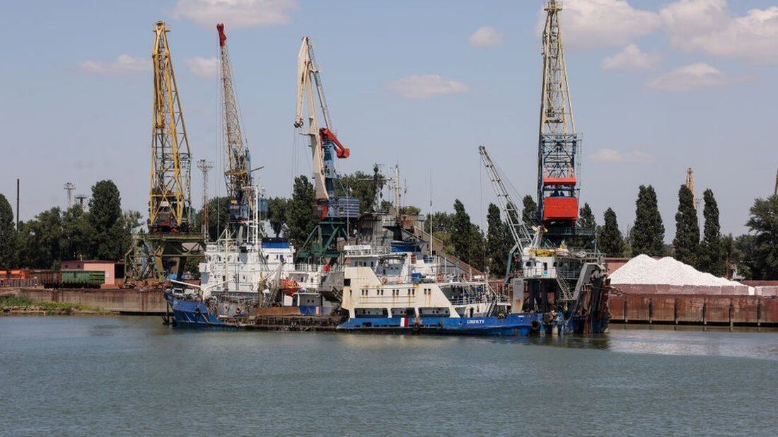 Ein neuer russischer Drohnenangriff hat ukrainische Hafenanlagen im Gebiet Ismail an der Donau getroffen und dabei eine Person getötet, sagte der örtliche Gouverneur. Laut Oleh Kiper, Gouverneur der umliegenden Region Odessa, wurde bei dem nächtlichen Angriff die Hafen- und Landwirtschaftsinfrastruktur beschädigt. Zu dem gemeldeten neuen Angriff gab es aus Moskau keinen unmittelbaren Kommentar. Izmail, auf der anderen Flussseite des Nato-Mitgliedstaats Rumänien, wurde Anfang dieser Woche von russischen Drohnen angegriffen. Die Ukraine behauptete, bei diesem Angriff seien russische Drohnen auf rumänischem Territorium gelandet, Rumänien bestritt dies jedoch. Der Streit zwischen Rumänien und der Ukraine entstand, als russische und türkische Staats- und …