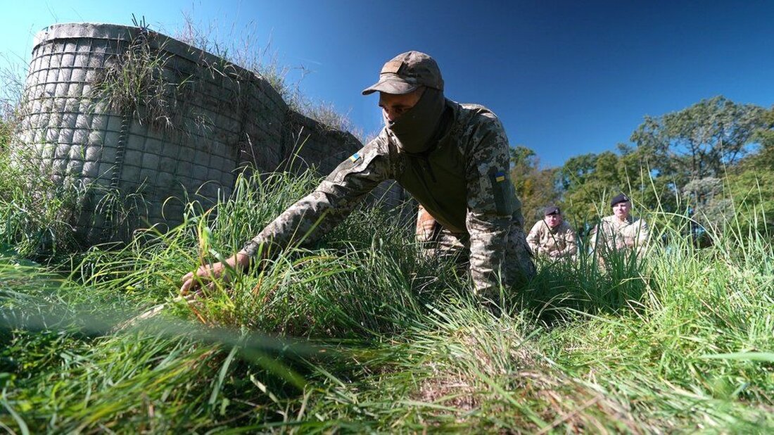 Spezialisierte britische Bombenentschärfungsteams bilden ukrainische Ingenieure für die Räumung russischer Minenfelder aus. Die Ukraine ist mittlerweile das am stärksten verminte Land der Welt und verlangsamt den militärischen Vormarsch der Ukraine. Die Ausbildung durch Pioniere der britischen Armee – Kampfingenieure, von denen einige in Afghanistan mit ähnlichen Hindernissen konfrontiert waren – war ausdrücklich von der Ukraine gefordert worden. Die BBC ist die erste Nachrichtenorganisation, die den Militärstützpunkt in Polen besucht, auf dem das Training stattgefunden hat. Die meisten ukrainischen Ingenieure, wie Denys, sind bereits kampferprobt und erfahren. Am Tag nach Beginn der groß angelegten russischen Invasion im Februar 2022 meldete er …