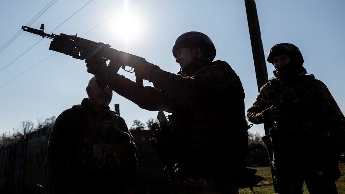 Das ukrainische Militär scheint Berichte bestätigt zu haben, dass seine Truppen zum von Russland besetzten linken (östlichen) Ufer des Flusses Dnipro übergegangen sind. Der Generalstab der Streitkräfte listete das Dorf Pishchanivka in der südlichen Region Cherson, drei Kilometer östlich des Flusses, als von Russland beschossen auf. Das in den USA ansässige Institute for the Study of War (ISW) sagte, ukrainische Truppen seien bis zu 4 km östlich des Flusses vorgerückt. Russlands Wladimir Putin bestand darauf, dass die Operation in der Ukraine gescheitert sei. Die Ukraine startete im Juni ihre Gegenoffensive im Süden mit dem Ziel, Russlands Landkorridor zur Halbinsel Krim …