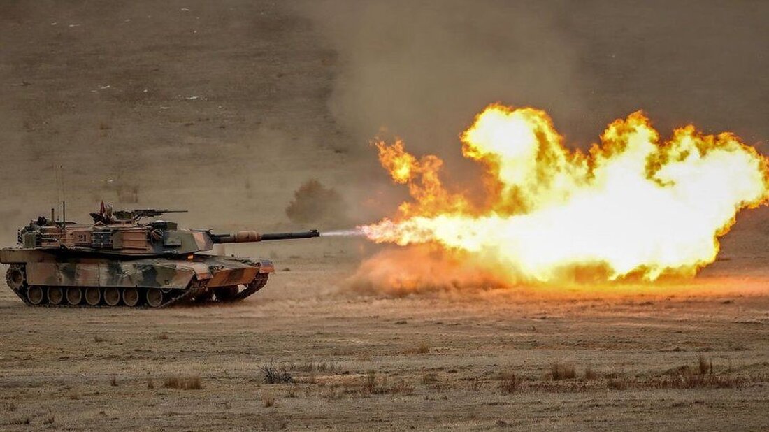 Die USA haben angekündigt, dass sie im Rahmen ihrer militärischen und humanitären Hilfe im Wert von über einer Milliarde US-Dollar (800 Millionen Pfund) Panzergranaten mit abgereichertem Uran an die Ukraine liefern werden. Russland verurteilte den Schritt, US-amerikanische Abrams-Panzer mit der umstrittenen panzerbrechenden Munition auszurüsten. Die Ankündigung erfolgte, als die Ukraine Russland beschuldigte, bei einem Raketenangriff auf eine Marktstraße 17 Menschen getötet zu haben. Über Nacht wurden mutmaßliche ukrainische Drohnenangriffe auf die russische Stadt Rostow am Don und in der Nähe von Moskau gemeldet. Ein unbestätigtes Video zeigte eine scheinbare Explosion im Zentrum von Rostow, bei der laut Gouverneur Wassili Golubew …