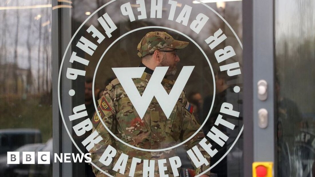 Über 30.000 Söldner, die für die russische paramilitärische Wagner-Gruppe kämpfen, sind seit Beginn des Ukraine-Krieges getötet oder verletzt worden, sagen US-Beamte. Der Sprecher des Weißen Hauses, John Kirby, sagte, die Gruppe habe in den letzten Wochen erhebliche Verluste erlitten, etwa 9.000 Kämpfer seien im Einsatz getötet worden. Wagner hat viele in russischen Gefängnissen rekrutiert, und Herr Kirby, die meisten Opfer waren schlecht ausgebildete Sträflinge. Trotz der Verluste hat Wagner rund um die Stadt Bakhmut Gewinne erzielt. Rund um die östliche Stadt fanden einige der heftigsten Kämpfe des Krieges statt, wobei Wagner-Söldner stark an den russischen Bemühungen beteiligt waren, sie zu …