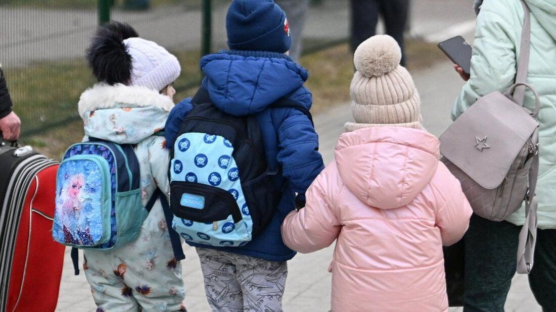 Kinder, die aus der Ukraine geflohen sind, stehen laut EU vor großen Herausforderungen bei der Eingliederung in die Schulen in den Aufnahmeländern. Die Agentur für Grundrechte der Union sagte, Sprachbarrieren und Lehrermangel machten es den Schulen schwer, die Kinder zu integrieren. Der Zugang zu psychiatrischer Versorgung ist ein weiteres Hindernis. Nach Angaben der EU leben 1,3 Millionen ukrainische Kinder in den Mitgliedstaaten, die meisten davon sind unter 14 Jahre alt. Gemäß einer Richtlinie zum vorübergehenden Schutz haben Kinder, die aufgrund des Krieges mit Russland das Land verlassen haben, das Recht auf Bildung unter den gleichen Bedingungen wie einheimische Schüler. „Viele …