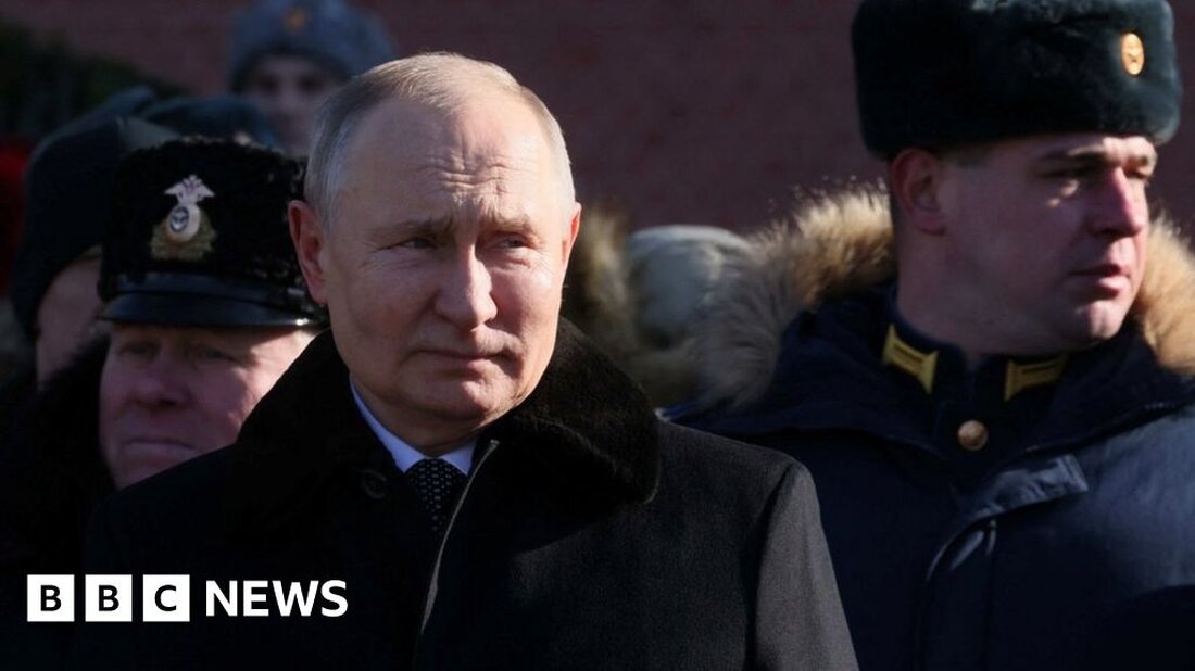 Ich denke immer wieder an etwas zurück, das ich vor drei Jahren im russischen Staatsfernsehen gehört habe. Damals wurden die Russen aufgefordert, Verfassungsänderungen zu unterstützen, die es Wladimir Putin ermöglichen würden, weitere 16 Jahre an der Macht zu bleiben. Um die Öffentlichkeit zu überzeugen, stellte der Nachrichtensprecher Präsident Putin als Seekapitän dar, der das gute Schiff Russland durch stürmische Gewässer globaler Unruhen steuert. „Russland ist eine Oase der Stabilität, ein sicherer Hafen“, fuhr er fort. „Was wäre aus uns geworden, wenn Putin nicht gewesen wäre?“ So viel zu einer Oase der Stabilität und einem sicheren Hafen. Am 24. Februar 2022 …