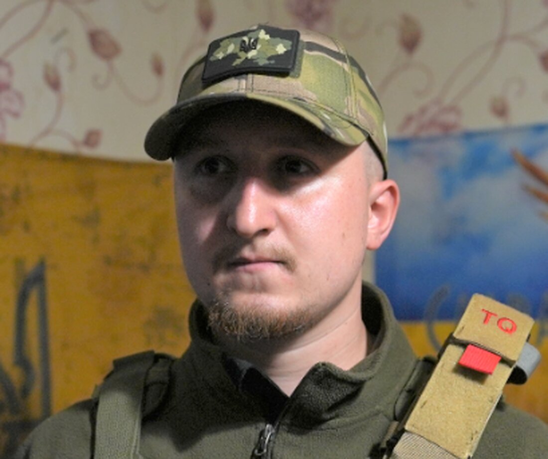 Während sich die Ukraine auf ihre große Offensive vorbereitet, wird es nur noch schwieriger, den Truppenaufbau vor den russischen Streitkräften zu verbergen. Die Ukraine muss also Wege finden, den Feind zu verwirren. In einem Graben an der Ostfront weiß ein ukrainisches Mörserteam, dass Russland nicht nur versucht, sie mit Drohnen zu jagen, sondern auch elektronische Kriegsführung einsetzt, um ihre Position zu lokalisieren. Die Männer der 28. Brigade der Ukraine haben möglicherweise Zugang zu Technologien des 21. Jahrhunderts – Satelliten, Smartphones und Tablets – um bei der Kommunikation und Identifizierung von Zielen zu helfen. Aber sie benutzen auch eine Maschine aus …