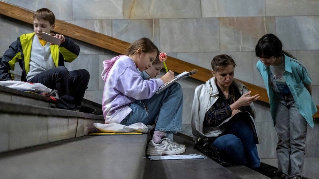 Es war ein ruhiger Sommermorgen in Romny, einer Provinzstadt im Norden der Ukraine. Als Tetyana Prokopenko, eine örtliche Schulleiterin, letzten Mittwoch zur Arbeit ging, sagte sie ihrem Mann, sie müsse einige Besprechungen abhalten, um sich auf das neue Schuljahr vorzubereiten. Kurz nach 10:00 Uhr Ortszeit würde sie zusammen mit ihrem Stellvertreter, ihrer Sekretärin und einer Bibliothekarin tot sein. Sie alle wurden von einer russischen Kamikaze-Drohne getötet, die ihre Schule fast vollständig zerstörte. „Sie war begeistert von dieser Schule, es war ihr Leben. Sie war rund um die Uhr dort“, sagt Valery, der Ehemann von Frau Prokopenko, unter Tränen. Zu Beginn …